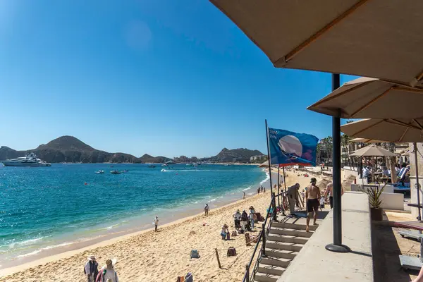 Cabo San Lucas - 2 Şubat 2024: canlı sahil satıcıları sakin bir Meksika kıyısı boyunca renkli el sanatları sergiliyorlar. Yüksek kalite fotoğraf