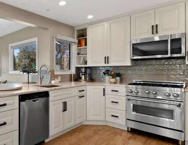 Tezgahları olan bir ev mutfağı. Yüksek kalite fotoğraf