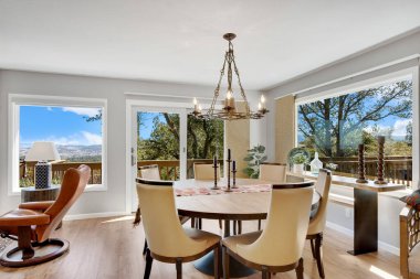 Zarif beyaz dolaplar ve parlak paslanmaz çelik aletlerle donatılmış modern bir mutfak şık ve işlevsel bir mutfak alanı yaratıyor.