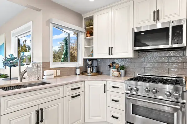 Tezgahları olan bir ev mutfağı. Yüksek kalite fotoğraf