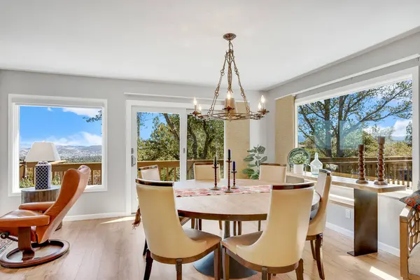 Yemek odasında şık sandalyelerle çevrili güzel bir masa var ve başınızın üstünde muhteşem bir avize ile zarif bir şekilde aydınlatılmış.