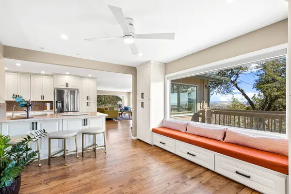 Tezgahları olan bir ev mutfağı. Yüksek kalite fotoğraf