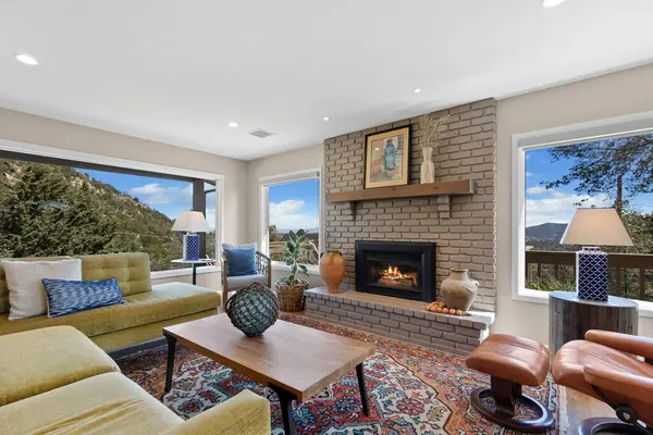 Sıcak bir şöminesi ve rahat bir koltuğu olan rahat bir oturma odası, rahatlama ve aile toplantıları için mükemmel.