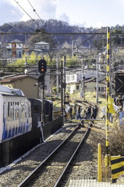 Japonya 'da tren garı. Birden fazla klasik tren ve mavi gökyüzünün altında manzaralı dağlar. Yüksek kalite fotoğraf