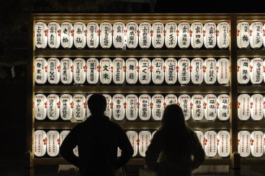 Kyoto, Japonya - 27 Aralık 2024: Geceleri Japon fenerleri. Yüksek kalite fotoğraf