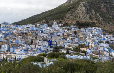 Mavi şefimiz Chefchaouen 'de yürüyoruz. Yüksek kalite fotoğraf