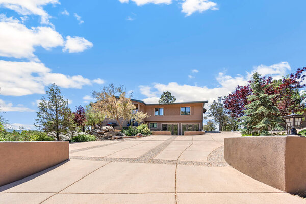 Большой и красивый дом великолепно сидит на пышной, зеленой обочине, демонстрируя захватывающий вид на окрестности