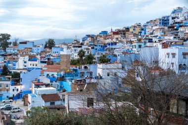 Mavi şefimiz Chefchaouen 'de yürüyoruz. Yüksek kalite fotoğraf
