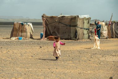 Sahra, Fas - 3 Mart 2025: Sahra Çölü 'ndeki Fas berber köyü 