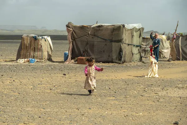 Sahra, Fas - 3 Mart 2025: Sahra Çölü 'ndeki Fas berber köyü 