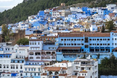 Mavi şefimiz Chefchaouen 'de yürüyoruz. Yüksek kalite fotoğraf