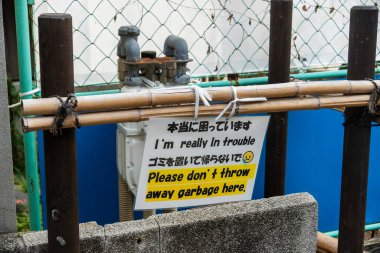 Kyoto, Japonya - 27 Aralık 2024: Parlak uyarı işareti Kyoto sakinlerini eşsiz bir kültür ve mizah karışımı gösterirken bölgeyi temiz tutmaya teşvik ediyor. Yüksek kalite fotoğraf