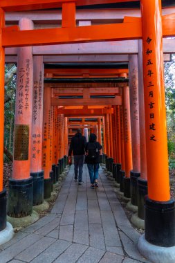 Kyoto, Japonya - 27 Aralık 2024: Japonya 'daki Fushimi Inari tapınak kemerleri. Yüksek kalite fotoğraf
