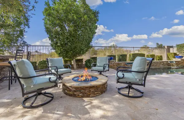 Avlunun ortasında, rahat sandalyelerle çevrili bir ateş çukuru var. Toplantılar için rahat bir atmosfer yaratıyor.