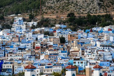 Mavi şefimiz Chefchaouen 'de yürüyoruz. Yüksek kalite fotoğraf