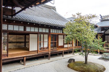 Kenninji sahasında yürüyorum. Yüksek kalite fotoğraf