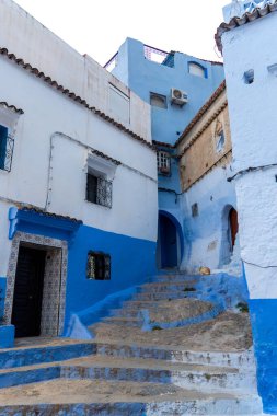 Mavi şefimiz Chefchaouen 'de yürüyoruz. Yüksek kalite fotoğraf