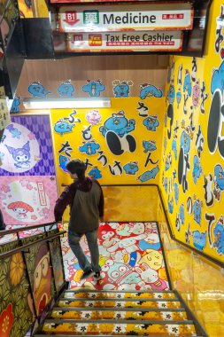 Kyoto, Japonya - 27 Aralık 2024: Canlı bir alışveriş merkezindeki kaprisli sanat eserlerinin arasından renkli bir iniş. Yüksek kalite fotoğraf