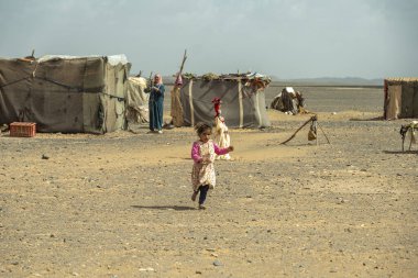 Sahra, Fas - 3 Mart 2025: Sahra Çölü 'ndeki Fas berber köyü 