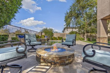 Avlunun tam ortasında güzel tasarlanmış bir ateş çukuru var. Toplanma ve rahatlama için mükemmel bir yer.