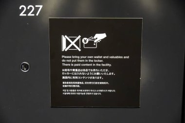Tokyo, Japonya - 5 Ocak 2025: Japonya 'daki bir tesiste kişisel eşyalara ilişkin yönergeleri gösteren imza. Yüksek kalite fotoğraf