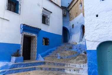 Mavi şefimiz Chefchaouen 'de yürüyoruz. Yüksek kalite fotoğraf