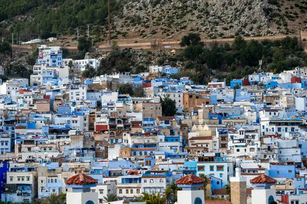 Mavi şefimiz Chefchaouen 'de yürüyoruz. Yüksek kalite fotoğraf