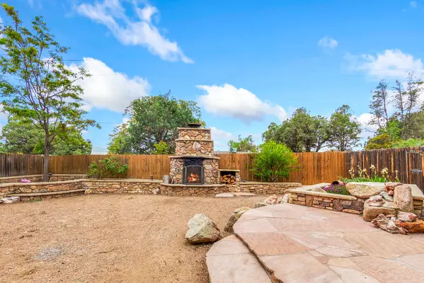 Büyüleyici taş bir şöminesi olan ve sağlam ahşap bir çitle çevrili güzel bir arka bahçesi var. Çok hoş bir ortam yaratıyor.