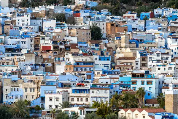 Mavi şefimiz Chefchaouen 'de yürüyoruz. Yüksek kalite fotoğraf