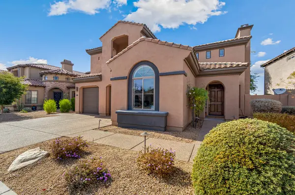 Bu, önünde çeşitli çalılıklar ve yeşillikler bulunan, bol miktarda penceresi olan büyük bir ev.