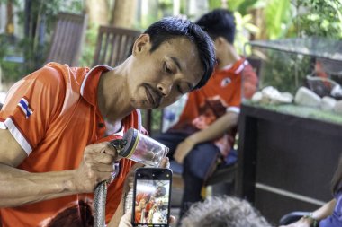 Krabi, Tayland - 24 Aralık 2024: bir kobrandan zehir almak