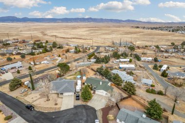 Bu görüntü, ağaçlarla çevrili çeşitli evleri gösteren ilginç ve büyüleyici bir hava manzarası sunuyor.