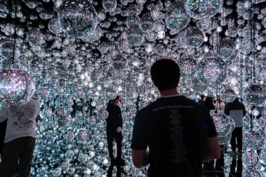 Tokyo, Japonya - 27 Aralık 2024: Tokyo 'daki takım ışıkları ve renkleri. Yüksek kalite fotoğraf