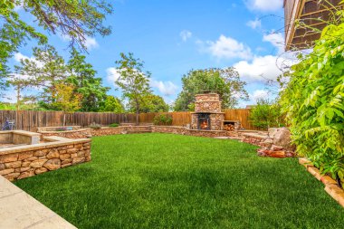 Bereketli, canlı, yeşil bir çimenliği ve sıcacık bir şöminesi olan güzel bir bahçe, toplanma ve rahatlama için mükemmel.