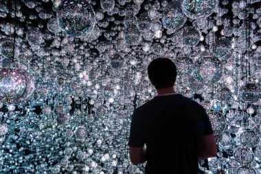 Tokyo 'daki laboratuvar ışıkları ve renkleri. Yüksek kalite fotoğraf