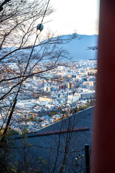 Kyoto, Japonya - 27 Aralık 2024: Japonya 'daki Fushimi Inari tapınak kemerleri. Yüksek kalite fotoğraf
