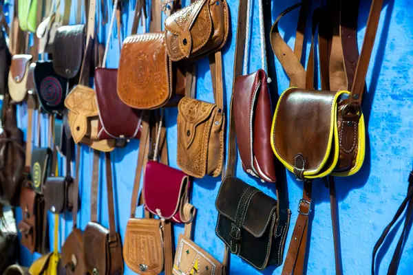 Mavi şefimiz Chefchaouen 'de yürüyoruz. Yüksek kalite fotoğraf