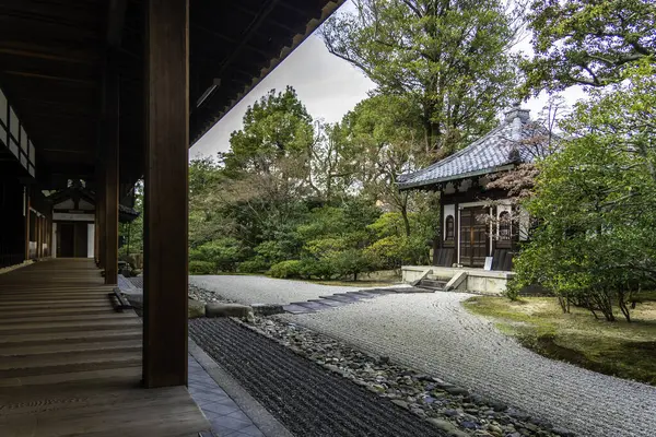 Kenninji sahasında yürüyorum. Yüksek kalite fotoğraf