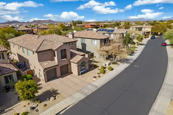 Bu, tipik bir yerleşim yerinin nefes kesen bir görüntüsü. Yukarıdan bakıldığında çok iyi tanımlanmış bir cadde ve çeşitli evleri gösteriyor.