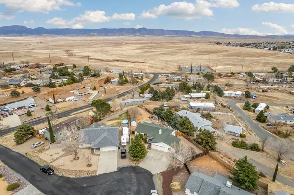 Bu görüntü, ağaçlarla çevrili çeşitli evleri gösteren ilginç ve büyüleyici bir hava manzarası sunuyor.