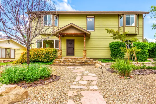Büyük ve davetkar sarı bir ev. Çekici, taş bir yürüyüş yolu var. Doğrudan ön kapıya çıkıyor.