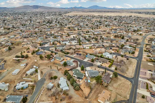 Bu görüntü, ağaçlarla çevrili çeşitli evleri gösteren ilginç ve büyüleyici bir hava manzarası sunuyor.