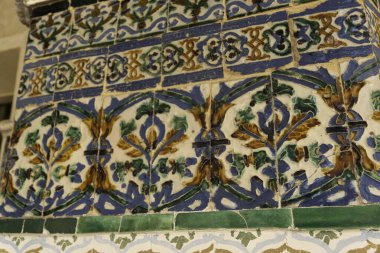 İşte güzel renkli bir fayans zemininin yakın bir görüntüsü. Karmaşık ve canlı bir çiçek deseni var. Bu desen gerçekten gözleri büyülüyor.