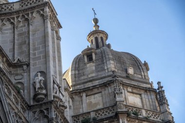 Etkileyici bir binanın tepesinde duran büyük, büyük bir kubbe. Parlak mavi gökyüzü etrafını güzelce dolduruyor.