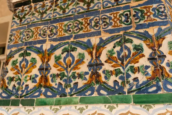 İşte güzel renkli bir fayans zemininin yakın bir görüntüsü. Karmaşık ve canlı bir çiçek deseni var. Bu desen gerçekten gözleri büyülüyor.