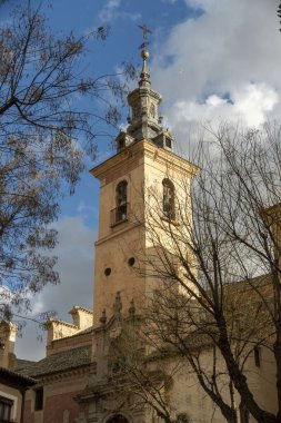 Yapısının tepesinde bir haç bulunan güzel bir kilise kulesi etrafını saran yemyeşil ağaçlarla zarifçe çevrili.