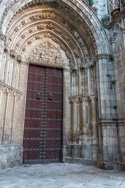 Etkileyici bir binanın tepesinde duran büyük, büyük bir kubbe. Parlak mavi gökyüzü etrafını güzelce dolduruyor.