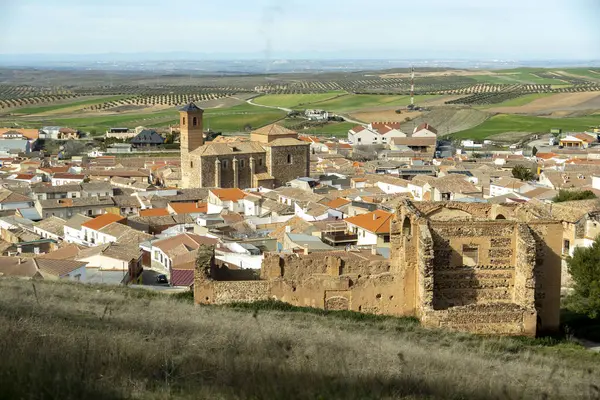 Yumuşak bir yamaçta yuva yapmış önemli sayıda büyüleyici evlerle karakterize edilmiş pitoresk bir yerleşim yeri.