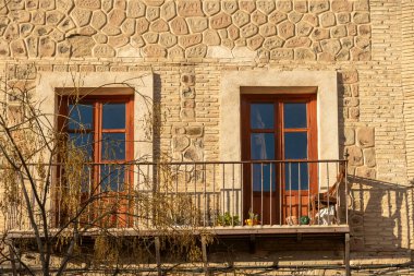 Hoş bir balkon ve sağlam bir kapı içeren büyüleyici bir tuğla bina. Yapının kendisine karakter katıyor.