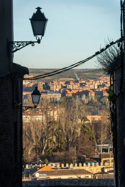 Hoş bir balkon ve sağlam bir kapı içeren büyüleyici bir tuğla bina. Yapının kendisine karakter katıyor.